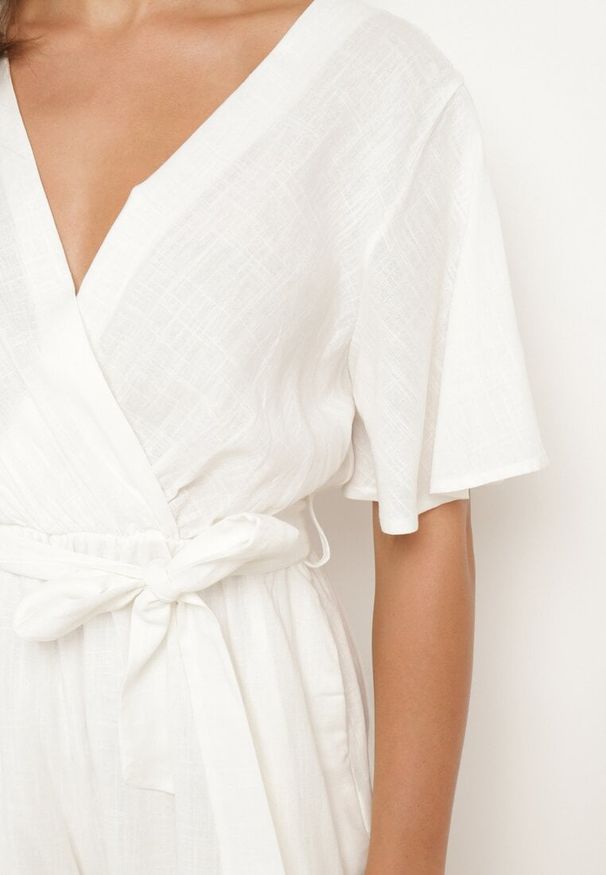 Born2be - Biały Bawełniany Kombinezon z Kopertowym Dekoltem i Materiałowym Paskiem w Talii Viklie. Kolor: biały. Materiał: bawełna, materiał. Długość rękawa: krótki rękaw. Długość: krótkie. Styl: elegancki