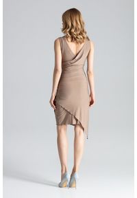 Figl - Beżowa Asymetryczna Sukienka Modnie Marszczona. Kolor: beżowy. Materiał: poliester, elastan. Typ sukienki: asymetryczne