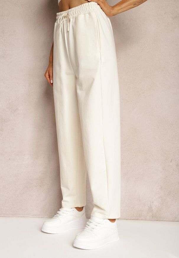 Renee - Jasnobeżowe Dresowe Spodnie High Waist z Gumką w Talii Dimlara. Okazja: na co dzień. Stan: podwyższony. Kolor: beżowy. Materiał: dresówka. Styl: casual, elegancki