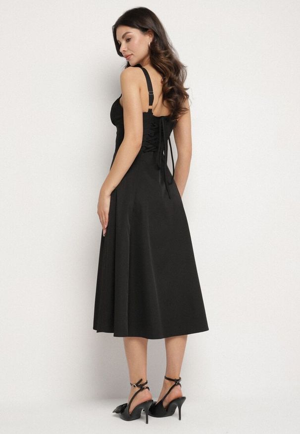 Born2be - Czarna Rozkloszowana Gorsetowa Sukienka Vices Ozdobiona Wiązaniem Ralethea. Typ kołnierza: dekolt gorset. Kolor: czarny. Długość rękawa: na ramiączkach. Wzór: aplikacja. Typ sukienki: gorsetowe. Styl: elegancki