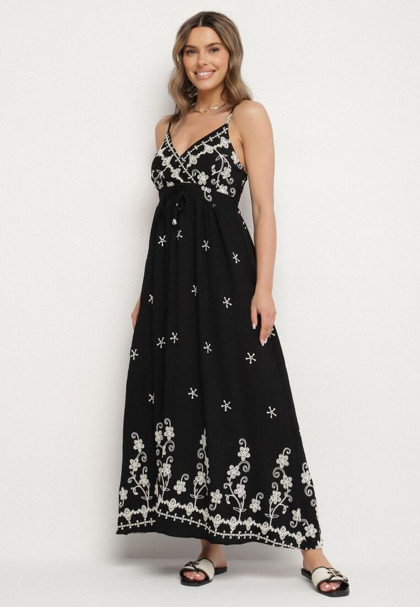 Born2be - Czarna Sukienka z Wiskozy Ozdobiona Haftami Lunireia. Okazja: na co dzień. Typ kołnierza: dekolt w kształcie V. Kolor: czarny. Materiał: wiskoza. Długość rękawa: na ramiączkach. Wzór: aplikacja, haft. Typ sukienki: proste. Styl: casual