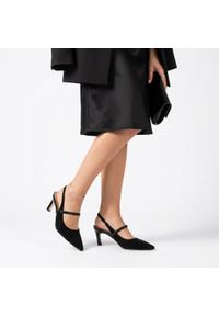 Czółenka damskie S.Barski, cholewka ze skóry naturalnej zamszowej elegancki fason slingback na stabilnym obcasie, czarne, CR61-3048. Okazja: na spotkanie biznesowe, do pracy. Nosek buta: szpiczasty. Zapięcie: pasek. Kolor: czarny. Szerokość cholewki: normalna. Wzór: aplikacja, paski. Materiał: zamsz, skóra. Obcas: na obcasie. Styl: elegancki. Wysokość obcasa: średni #6