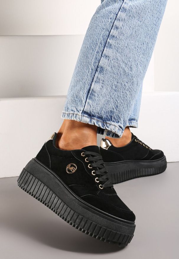 Renee - Czarne Sneakersy na Wysokiej Tłoczonej Platformie Zair. Nosek buta: okrągły. Zapięcie: sznurówki. Kolor: czarny. Obcas: na platformie