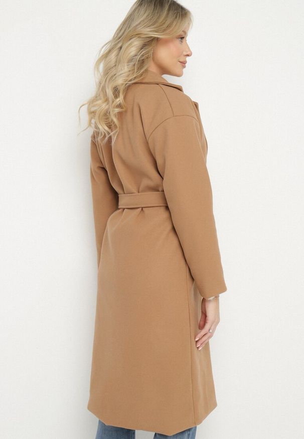 Born2be - Ciemnobeżowy Płaszcz Dwurzędowy Wiązany Vepha. Kolor: beżowy. Materiał: tkanina. Długość: długie. Sezon: jesień, wiosna. Styl: klasyczny, sportowy