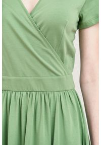 Marie Zélie - Sukienka Larissa zieleń wiosenna krótki rękaw XL zielony. Typ kołnierza: dekolt kopertowy. Kolor: zielony. Materiał: bawełna, dzianina, materiał, elastan, skóra. Długość rękawa: krótki rękaw. Sezon: wiosna. Typ sukienki: kopertowe #4