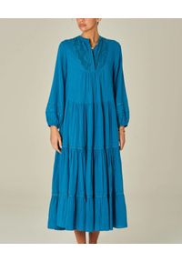 M.A.B.E - Niebieska sukienka midi Freya. Kolor: niebieski. Materiał: koronka. Długość rękawa: długi rękaw. Wzór: koronka. Długość: midi