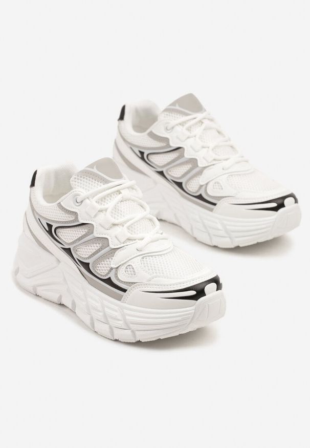 Born2be - Białe Sneakersy w Streetwearowym Stylu na Grubej Podeszwie z Tłoczeniami Siltewi. Okazja: na co dzień. Nosek buta: okrągły. Zapięcie: sznurówki. Kolor: biały. Materiał: jeans