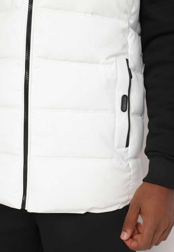 Born2be - Biała Pikowana Kamizelka z Kapturem z Możliwością Odpięcia Corintina. Okazja: na co dzień, na spotkanie biznesowe. Typ kołnierza: kaptur. Kolor: biały. Materiał: jeans. Styl: elegancki, klasyczny, biznesowy, sportowy, casual