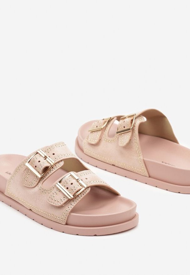 Born2be - Różowe Klapki z Ozdobnymi Nitami i Dwoma Paskami Helziva. Okazja: na co dzień. Kolor: różowy. Materiał: jeans. Wzór: aplikacja. Obcas: na obcasie. Styl: klasyczny, elegancki, casual. Wysokość obcasa: niski