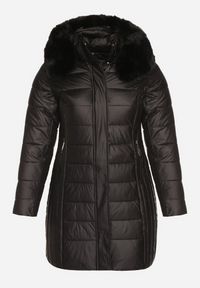 Born2be - Czarna Długa Kurtka Pikowana z Odpinanym Kapturem i Futerkiem Retelma. Okazja: na co dzień. Kolor: czarny. Materiał: futro. Długość: długie. Styl: casual #3