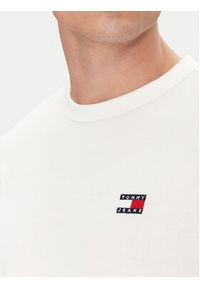 Tommy Jeans T-Shirt Badge DM0DM20322 Biały Regular Fit. Kolor: biały. Materiał: bawełna #3