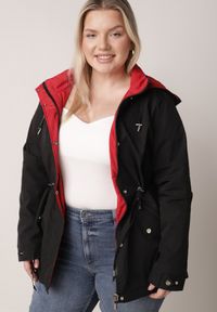 Born2be - Czarno-Czerwona Dwustronna Kurtka Przejściowa w Stylu Parki z Kapturem Tidala. Okazja: na co dzień. Typ kołnierza: kaptur. Kolekcja: plus size. Kolor: czarny. Materiał: materiał, jeans, poliester. Wzór: aplikacja. Styl: klasyczny, casual #1
