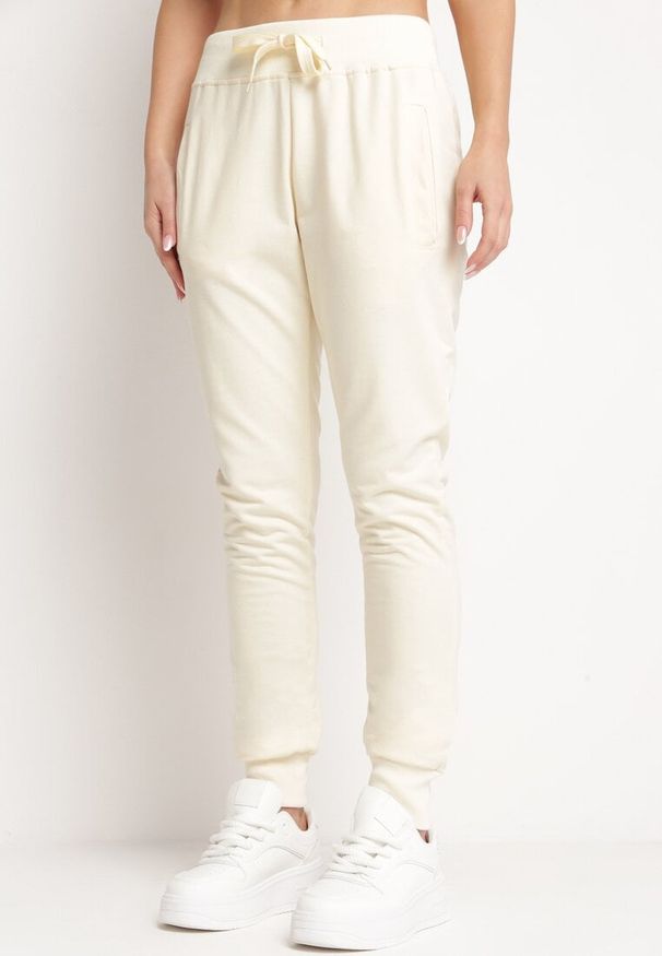 Born2be - Beżowe Spodnie Dresowe z Gumką w pasie i Troczkiem Halemia. Okazja: na co dzień. Kolor: beżowy. Materiał: dresówka. Długość: długie. Styl: casual, elegancki, sportowy