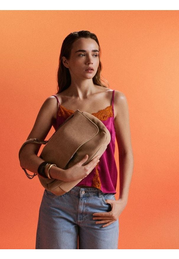 Reserved - Zamszowa torebka na ramię - beżowy. Kolor: beżowy. Materiał: zamszowe. Rodzaj torebki: na ramię