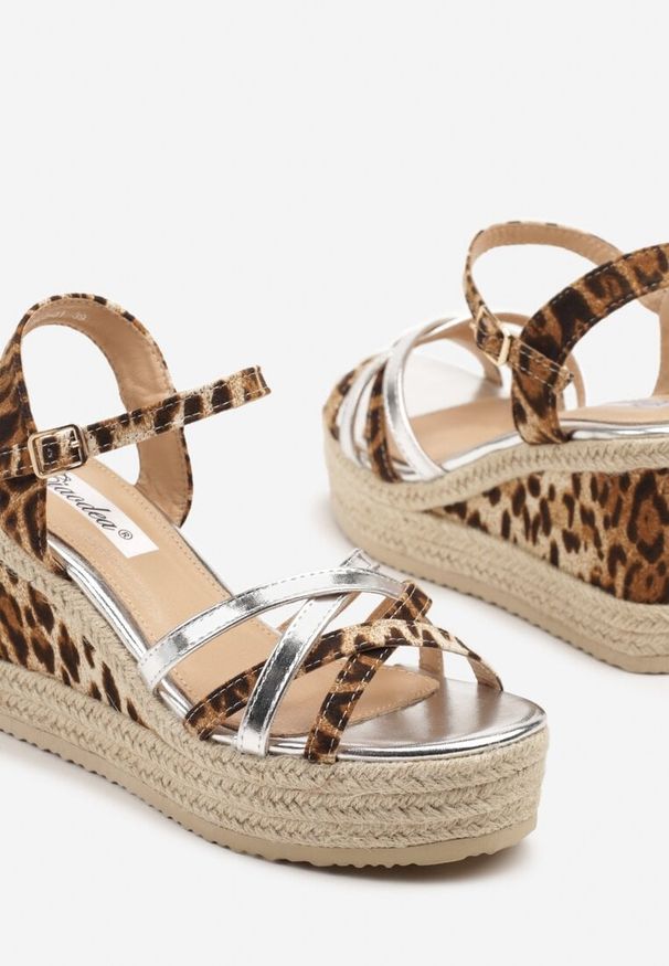 Born2be - Srebrne Sandały na Koturnie z Plecionki z Przeplatanymi Paskami w Panterkę Tanarethia. Okazja: na co dzień, na randkę, na spotkanie biznesowe. Zapięcie: pasek. Kolor: srebrny. Wzór: motyw zwierzęcy. Sezon: lato. Obcas: na koturnie. Styl: biznesowy, casual, elegancki, klasyczny