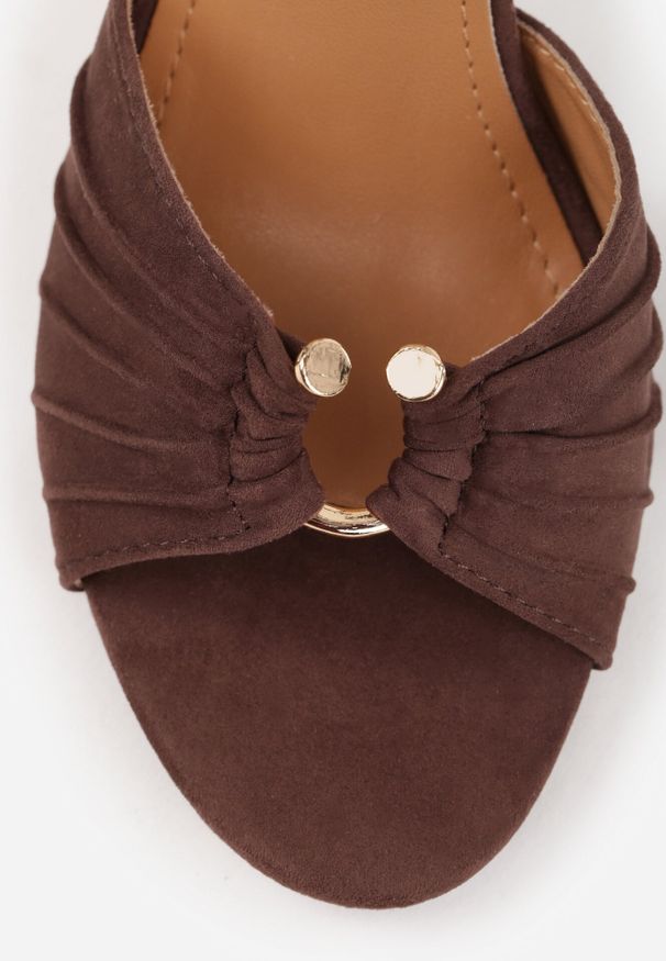 Born2be - Brązowe Sandały na Szpilce VICES z Marszczeniem i Metaliczną Aplikacją Nemenoe. Okazja: na wesele, na co dzień, na ślub cywilny. Zapięcie: pasek. Kolor: brązowy. Wzór: aplikacja. Obcas: na szpilce. Styl: casual, klasyczny, elegancki