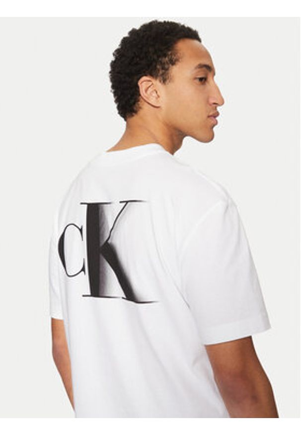 Calvin Klein Jeans T-Shirt J30J327475 Biały Regular Fit. Kolor: biały. Materiał: bawełna