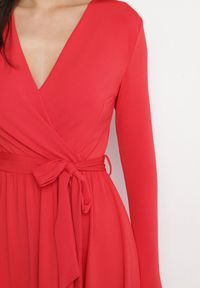 Born2be - Czerwona Sukienka Kopertowa z Wiskozą Wiązana w Talii Drestalia. Okazja: na co dzień. Typ kołnierza: dekolt w kształcie V. Kolor: czerwony. Materiał: wiskoza. Długość rękawa: długi rękaw. Typ sukienki: kopertowe. Styl: casual, klasyczny