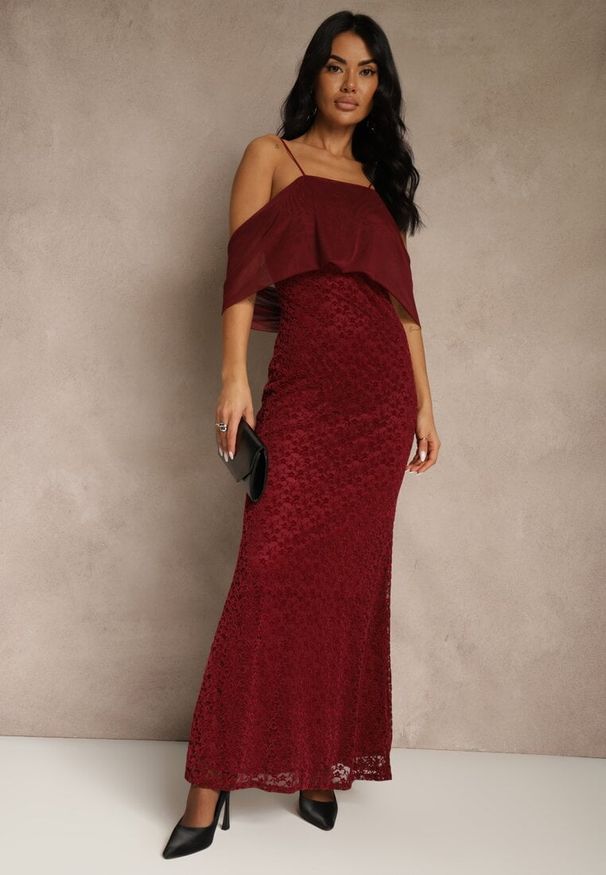 Renee - Bordowa Sukienka o Asymetrycznym Kroju Ozdobiona Falbaną Owedia. Kolor: czerwony. Materiał: poliester. Wzór: aplikacja. Typ sukienki: asymetryczne. Styl: elegancki