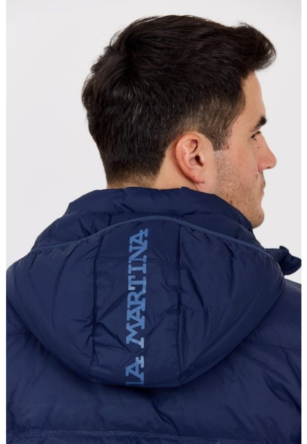 La Martina - LA MARTINA Granatowa pikowana męska kurtka Outerwear Basic Nylon. Kolor: niebieski. Materiał: nylon. Długość rękawa: długi rękaw. Długość: długie. Styl: elegancki