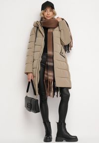 Born2be - Beżowa Pikowana Kurtka z Kapturem i Wysokim Kołnierzem Avalentura. Okazja: na co dzień, na spacer. Typ kołnierza: kaptur. Kolor: beżowy. Materiał: jeans. Sezon: zima. Styl: casual, klasyczny #4