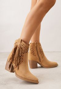 Renee - Brązowe Ażurowe Botki Typu Kowbojki na Stożku Ozdobione Frędzlami Pentora. Kolor: brązowy. Materiał: jeans. Wzór: aplikacja, ażurowy. Obcas: na stożku #1