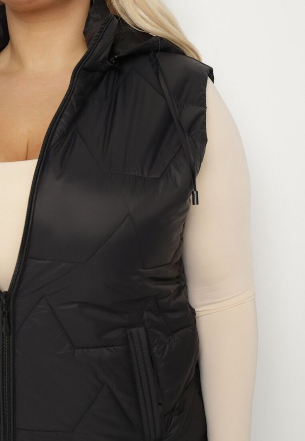 Born2be - Czarna Kamizelka z Pikowanymi Przeszyciami i Odpinanym Kapturem Delastris. Okazja: na spacer, na co dzień. Kolekcja: plus size. Kolor: czarny. Materiał: jeans. Styl: elegancki, casual