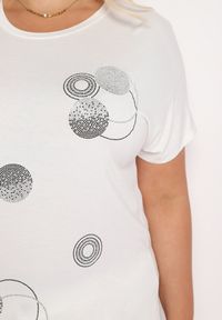 Born2be - Biały T-shirt z Bawełny Wykończony Cyrkoniami Krissianne. Okazja: na co dzień, do pracy. Kolor: biały. Materiał: bawełna. Wzór: aplikacja, geometria. Styl: elegancki, casual #5