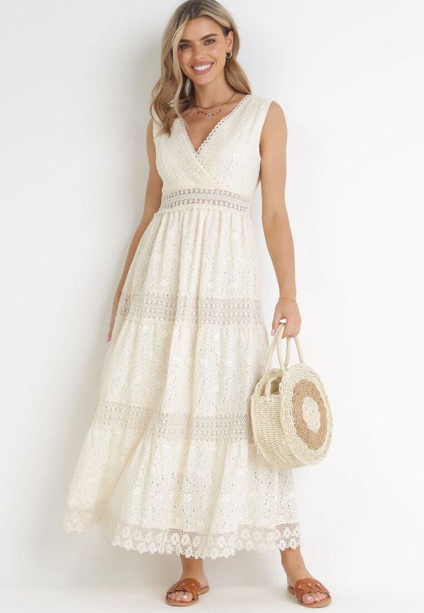 Born2be - Beżowa Koronkowa Sukienka Maxi z Kopertowym Dekoltem i Wiązaniem na Plecach Hossia. Kolor: beżowy. Materiał: koronka. Wzór: ażurowy. Sezon: wiosna, lato. Typ sukienki: kopertowe. Długość: maxi