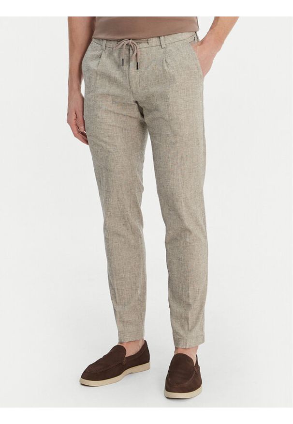 Bugatti Chinosy 1950-16210E Beżowy Slim Fit. Kolor: beżowy. Materiał: bawełna