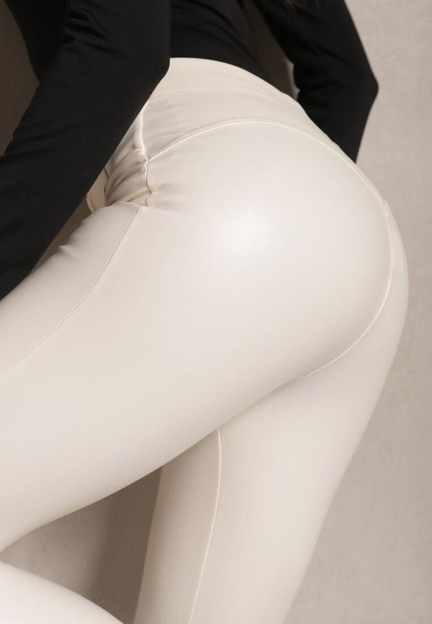 Renee - Białe Legginsy Push-Up z Ekoskóry Ocieplone Polarkiem Alabella. Okazja: na co dzień. Kolor: biały. Materiał: polar. Styl: casual, elegancki