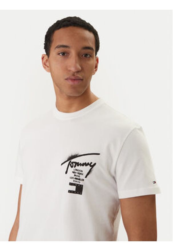 Tommy Jeans T-Shirt DM0DM22553 Biały Regular Fit. Kolor: biały. Materiał: bawełna