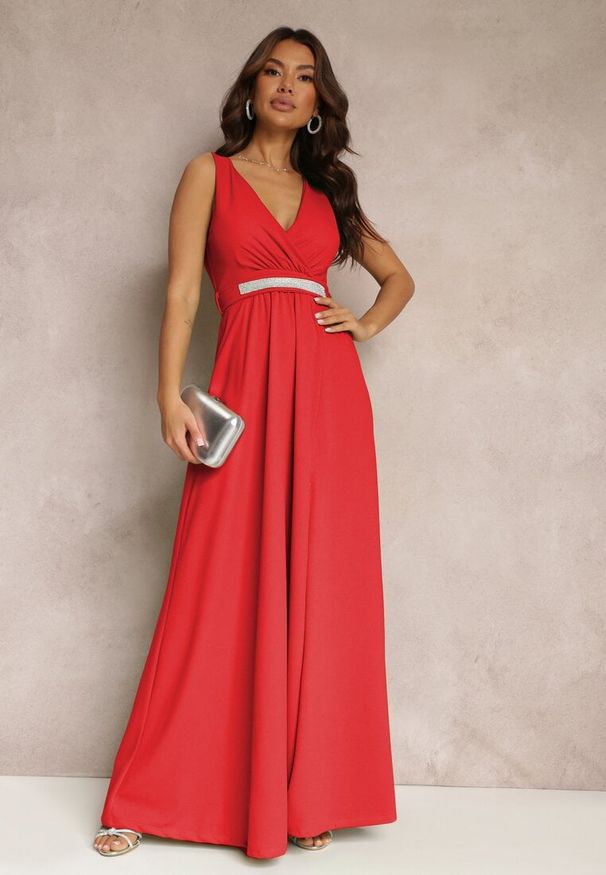 Renee - Czerwona Rozkloszowana Sukienka z Wycięciem i Paskiem w Cyrkonie Elineta. Kolor: czerwony. Materiał: materiał. Styl: elegancki