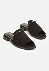 Renee - Czarne Klapki Vices z Cyrkoniami Tilindrea. Kolor: czarny. Wzór: aplikacja. Styl: elegancki