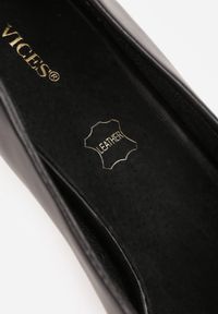 Born2be - Czarne Czółenka Vices na Kaczuszce z Wkładką ze Skóry Naturalnej Amorrise. Okazja: na co dzień. Kolor: czarny. Materiał: skóra. Wzór: kwiaty. Obcas: na szpilce. Styl: casual, elegancki #2