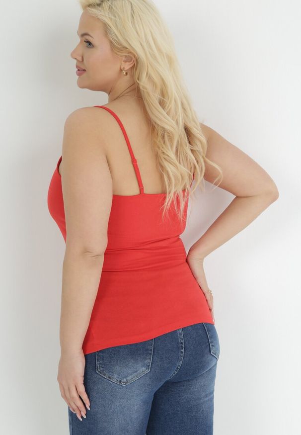 Born2be - Czerwony Top na Cienkich Regulowanych Ramiączkach z Okrągłym Dekoltem Narenia. Okazja: na co dzień. Kolor: czerwony. Materiał: jeans, bawełna, materiał. Długość rękawa: na ramiączkach. Styl: elegancki, klasyczny, casual