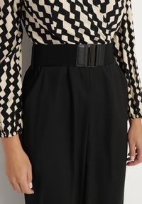 Born2be - Czarno-Beżowy Wzorzysty Kombinezon Kopertowy z Prostymi Nogawkami i Elastycznym Paskiem Tinadorae. Okazja: na co dzień. Kolor: czarny. Materiał: tkanina. Długość rękawa: długi rękaw. Długość: długie. Styl: casual, elegancki #4