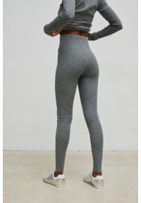 Marsala - Legginsy damskie z prążkowanej dzianiny w kolorze GRAPHITE nakrapiany- HIPS-XL. Okazja: na co dzień. Materiał: dzianina, prążkowany. Styl: sportowy, casual