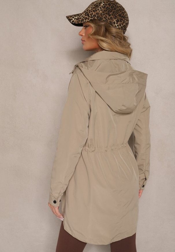 Renee - Ciemnobeżowa Przejściowa Kurtka o Fasonie Parki ze Ściągaczem w Talii Zolidi. Okazja: na co dzień. Kolor: beżowy. Materiał: jeans. Styl: casual