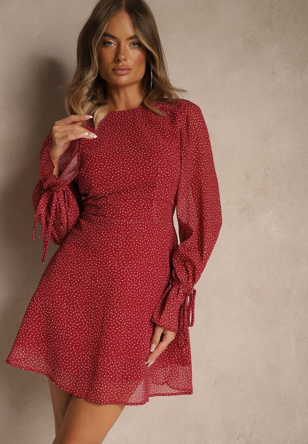 Renee - Bordowa Sukienka Vices Ozdobiona Transparentnymi Rękawami i Kropkami Celziva. Okazja: na co dzień. Kolor: czerwony. Materiał: koronka. Wzór: kropki, aplikacja. Styl: casual, elegancki