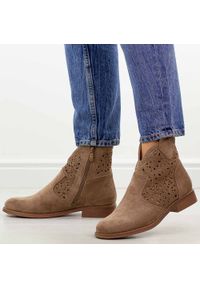 Coffee zamszowe ażurowe botki damskie S.Barski 8026. Okazja: na co dzień. Nosek buta: okrągły. Szerokość cholewki: normalna. Wzór: ażurowy. Materiał: zamsz. Sezon: wiosna, jesień, lato. Obcas: na obcasie. Styl: casual, elegancki, klasyczny. Wysokość obcasa: niski #1