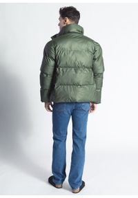 Kurtka zimowa unisex zielona Rains Boxy Puffer Jacket. Okazja: na co dzień. Typ kołnierza: bez kaptura, kołnierzyk stójkowy. Kolor: zielony. Materiał: poliester, nylon, materiał, puch, polar. Sezon: zima. Styl: casual #5