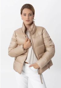 Volcano - Pikowana kurtka J-GIGI. Okazja: na co dzień. Typ kołnierza: kołnierzyk stójkowy. Kolekcja: plus size. Kolor: beżowy. Materiał: materiał, poliamid, włókno, poliester. Długość: długie. Styl: casual, sportowy #1