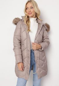 Born2be - Beżowa Pikowana Kurtka Płaszcz z Troczkiem w Talii o Wydłużonym Fasonie z Kapturem i Futerkiem Lieissas. Okazja: na co dzień. Typ kołnierza: kaptur. Kolor: beżowy. Materiał: futro. Długość: długie. Styl: casual, elegancki #4