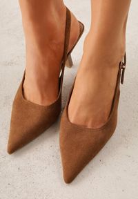 Renee - Jasnobrązowe Szpilki Slingback VICES z Imitacji Zamszu z Prostokątną Klamerką Natuma. Okazja: na co dzień, na randkę, na ślub cywilny, na wesele. Zapięcie: klamry. Kolor: brązowy. Materiał: zamsz. Obcas: na szpilce. Styl: casual, elegancki #9