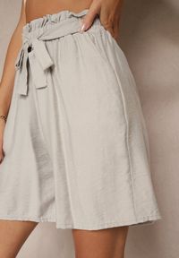Renee - Szare Szorty z Wiskozy High Waist Ozdobione Paskiem Lumilirae. Okazja: na co dzień. Stan: podwyższony. Kolor: szary. Materiał: wiskoza. Wzór: aplikacja. Sezon: lato. Styl: elegancki, casual