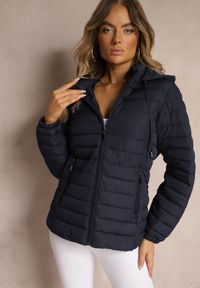 Renee - Granatowa Kurtka Ozdobiona Pikowaniem Wykończona Sznurkami i Kapturem Mivissa. Okazja: na co dzień, na spacer. Kolor: niebieski. Materiał: jeans. Wzór: aplikacja. Styl: casual, elegancki #3