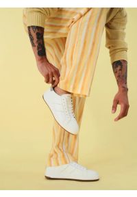 Ryłko - Białe półbuty sportowe na dwukolorowym spodzie. Kolor: biały. Materiał: skóra. Szerokość cholewki: normalna. Styl: sportowy #1