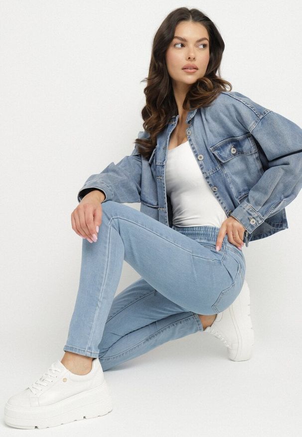 Born2be - Jasnoniebieskie Dopasowane Jeansy Ozdobione Sznurkiem Banilsa. Okazja: na co dzień. Kolor: niebieski. Wzór: aplikacja. Styl: casual