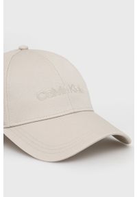 Calvin Klein czapka bawełniana kolor beżowy z aplikacją. Kolor: beżowy. Materiał: bawełna. Wzór: aplikacja